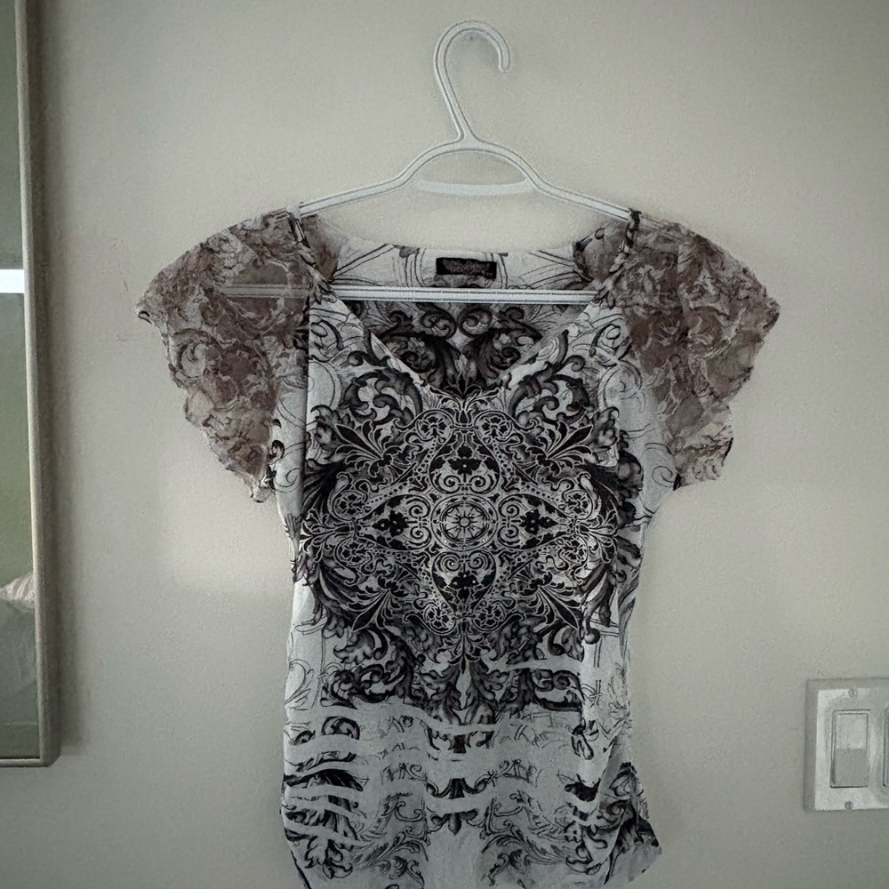 Grunge tshirt with lace sleeves